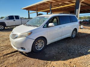 Toyota Sienna XLE 3.5L 6 2013