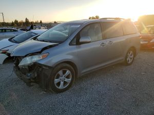Toyota Sienna LE 3.5L 6 2011