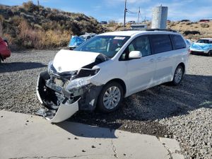 Toyota Sienna LE 3.5L 6 2013