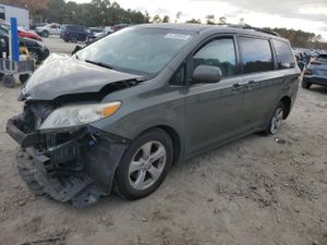 Toyota Sienna LE 3.5L 6 2012