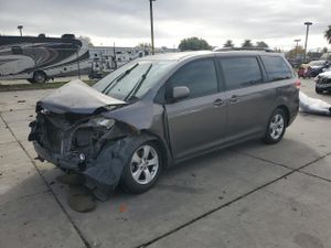 Toyota Sienna LE 3.5L 6 2014