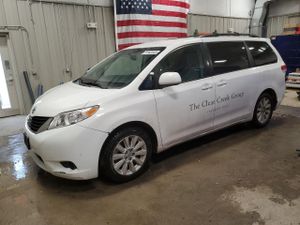 Toyota Sienna LE 3.5L 6 2013