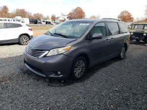 Toyota Sienna XLE 3.5L 6 2011