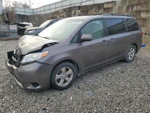 Toyota Sienna LE 3.5L 6 2015