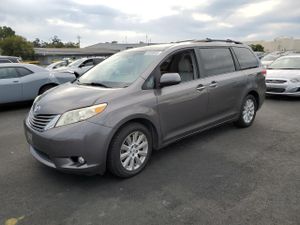 Toyota Sienna XLE 3.5L 6 2012