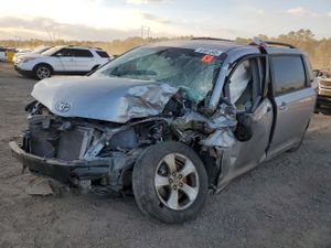 Toyota Sienna LE 3.5L 6 2014