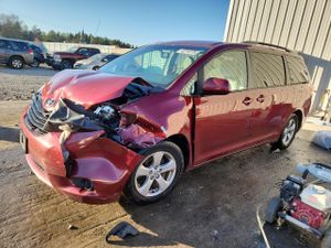 Toyota Sienna LE 3.5L 6 2013