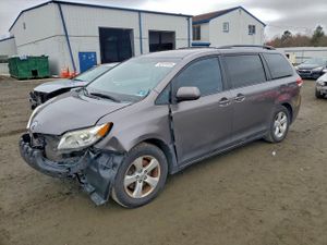 Toyota Sienna LE 3.5L 6 2014