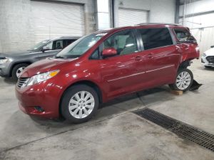 Toyota Sienna LE 3.5L 6 2013