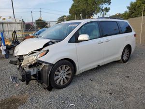 Toyota Sienna XLE 3.5L 6 2015