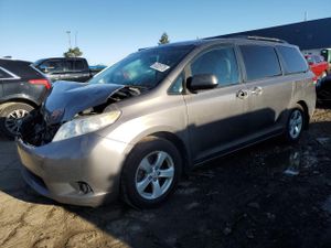 Toyota Sienna LE 3.5L 6 2013