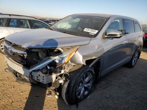 Toyota Highlander LE 3.5L 6 2015