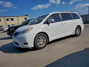 Toyota Sienna XLE 3.5L 6 2011