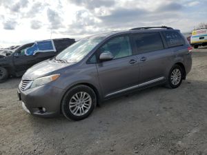 Toyota Sienna XLE 3.5L 6 2011