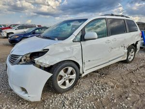 Toyota Sienna LE 3.5L 6 2013