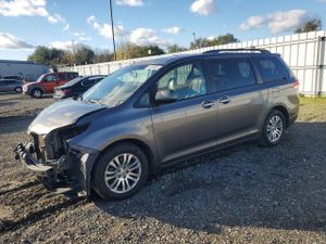 Toyota Sienna XLE 3.5L 6 2011