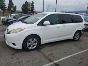 Toyota Sienna LE 3.5L 6 2015