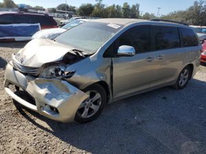 Toyota Sienna LE 3.5L 6 2015