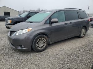 Toyota Sienna XLE 3.5L 6 2013