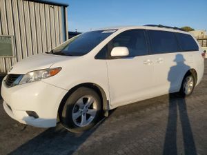 Toyota Sienna LE 3.5L 6 2013
