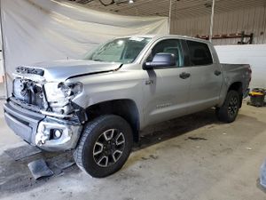Toyota Tundra CREWMAX SR5 5.7L 8 2015
