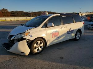 Toyota Sienna LE 3.5L 6 2011