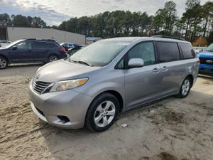 Toyota Sienna LE 3.5L 6 2011