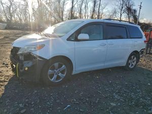 Toyota Sienna LE 3.5L 6 2013