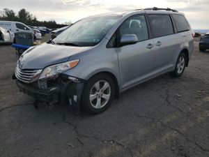 Toyota Sienna LE 3.5L 6 2015