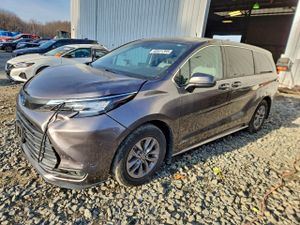 Toyota Sienna LE 2.5L 4 2021