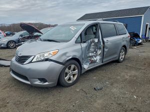 Toyota Sienna LE 3.5L 6 2014