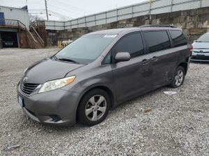 Toyota Sienna LE 3.5L 6 2011