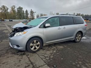 Toyota Sienna LE 3.5L 6 2013