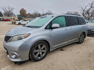 Toyota Sienna SPORT 3.5L 6 2014