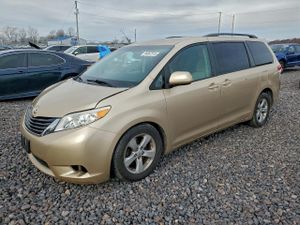 Toyota Sienna LE 3.5L 6 2011