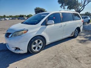 Toyota Sienna LE 3.5L 6 2011