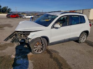 Volkswagen Tiguan S 2.0L 4 2015