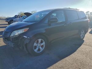Toyota Sienna LE 3.5L 6 2012
