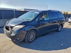 Toyota Sienna XLE 3.5L 6 2012