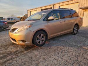 Toyota Sienna LE 3.5L 6 2011