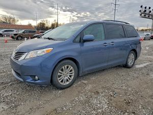 Toyota Sienna XLE 3.5L 6 2013