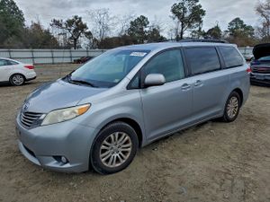 Toyota Sienna XLE 3.5L 6 2011