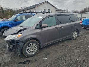 Toyota Sienna XLE 3.5L 6 2014
