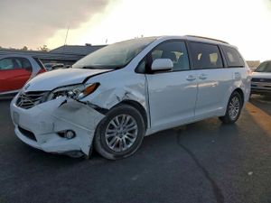Toyota Sienna XLE 3.5L 6 2012