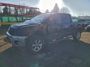 Nissan Titan S 5.6L 8 2014