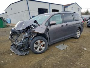 Toyota Sienna LE 3.5L 6 2013