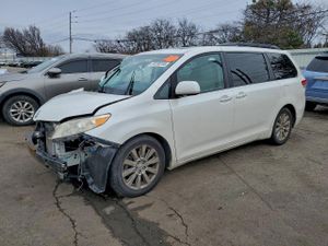 Toyota Sienna XLE 3.5L 6 2011