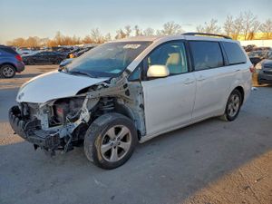 Toyota Sienna LE 3.5L 6 2015