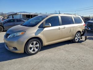 Toyota Sienna LE 3.5L 6 2011