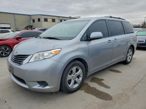 Toyota Sienna LE 3.5L 6 2012